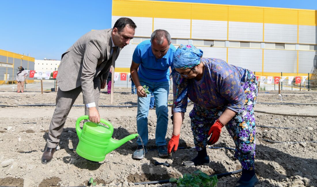 Bornova Belediyesi, Pınarbaşı’nın ardından 52 kadına üretim yapma imkanı sağlayacak