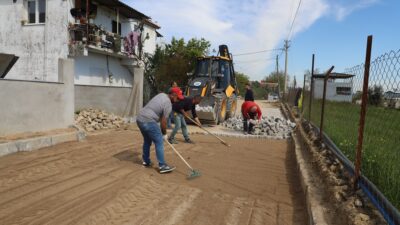 Menderes Belediyesi, yol yapım çalışmalarına ara vermeden devam ediyor. Ataköy
