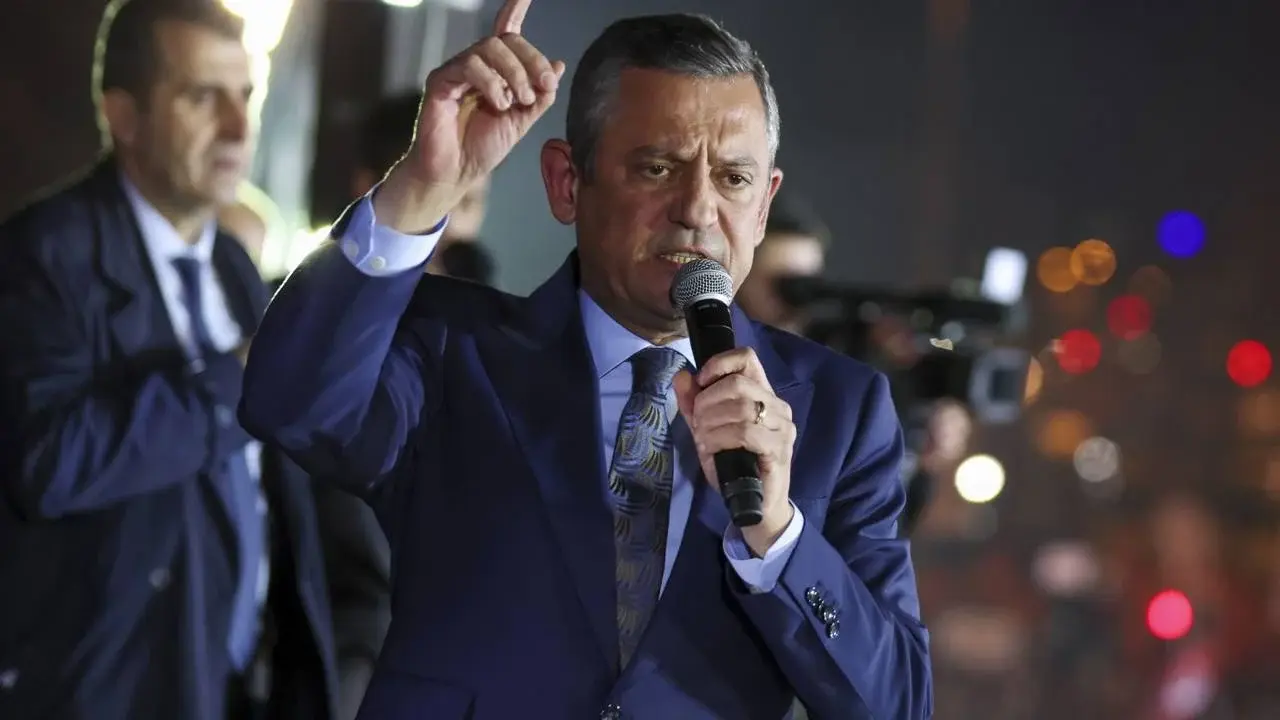 CHP Genel Başkanı Özgür Özel, sosyal medyada yayılan ve gençlerin