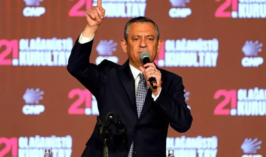 CHP'nin 21. Olağanüstü Kurultayı'nda delegelerin güçlü desteğini alan Özgür Özel,