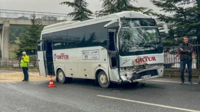 Uşak-İzmir karayolunda organize sanayi bölgesine işçi taşıyan iki servis aracının