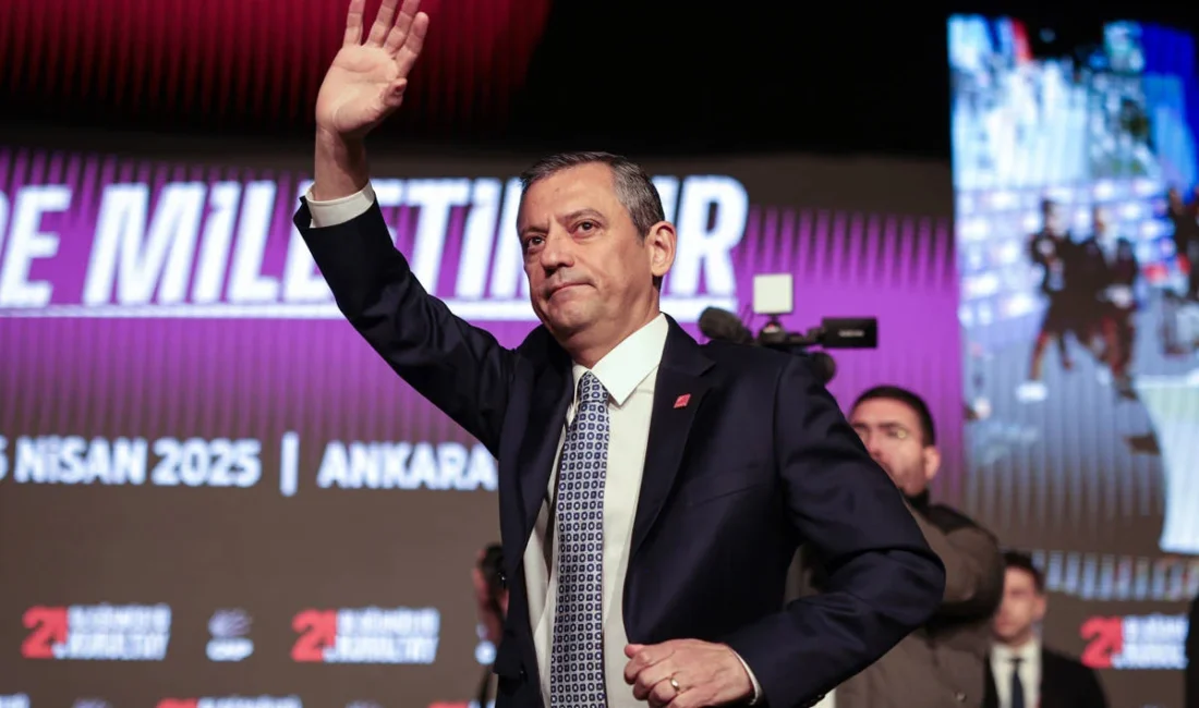 CHP'nin 21. Olağanüstü Kurultayı'nda yaşanan sürpriz gelişmeler sonucu, üç adayla