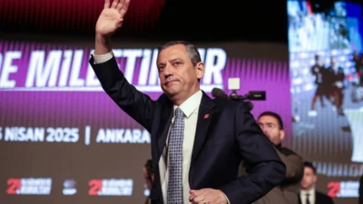 CHP'nin 21. Olağanüstü Kurultayı'nda yaşanan sürpriz gelişmeler sonucu, üç adayla