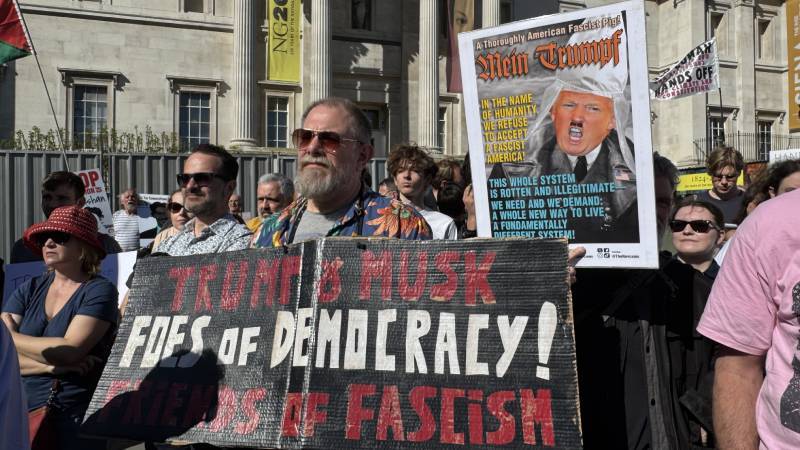 Londra'nın Trafalgar Meydanı'nda toplanan yüzlerce protestocu, ABD Başkanı Donald Trump'ın