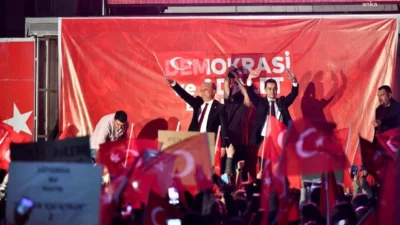 Genel başkanlık yarışından çekilen Antalya Muratpaşa Belediye Başkanı Ümit Uysal,
