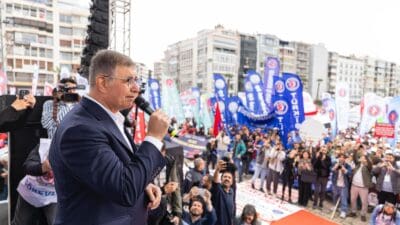 İzmir'de binlerce işçi, 1 Mayıs Emek ve Dayanışma Günü için