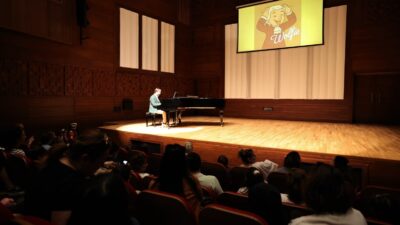 İzmir Büyükşehir Belediyesi’nin çocuklar için düzenlediği “Sadece Mozart” anlatımlı konseri