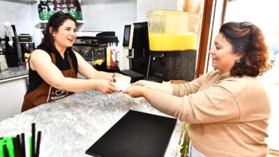 İzmir Büyükşehir Belediyesi Meslek Fabrikası, İzmirli kadınların geleceğine ışık tutuyor.