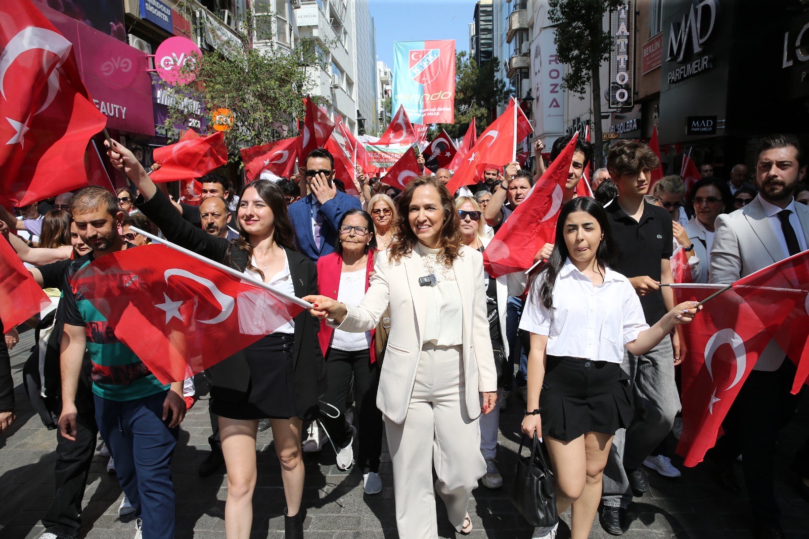Karşıyaka Belediyesi tarafından düzenlenen 19 Mayıs Korteji, bayram coşkusunu sokaklara