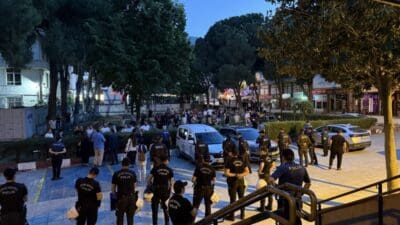İzmir'in Kemalpaşa ilçesinde Cumhurbaşkanı'na hakaret içeren duvar yazıları nedeniyle aralarında