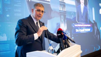 İzQ İnovasyon Merkezi’nde düzenlenen Yapay Zekâ Zirvesi’nde konuşan İzmir Büyükşehir