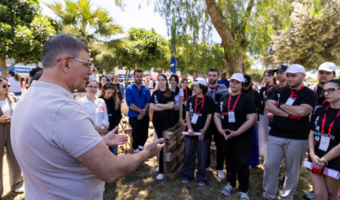 “Tasarımcılar İzmir'de”  etkinliği kapsamında Çeşme’de çalışma yürüten gençlerle buluşan Başkan