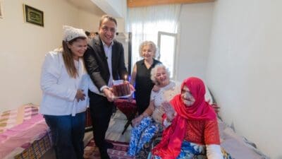 Balçova Belediye Başkanı Onur Yiğit, anneler günü nedeniyle temsili olarak