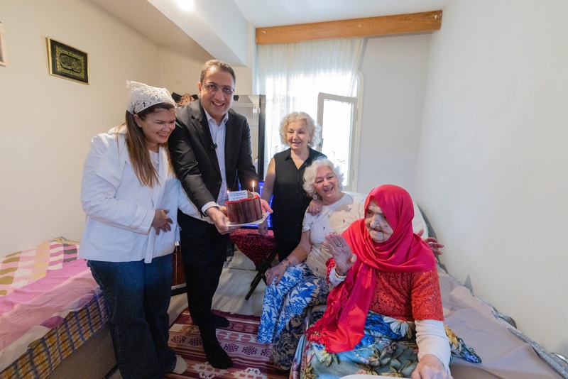 Balçova Belediye Başkanı Onur Yiğit, anneler günü nedeniyle temsili olarak