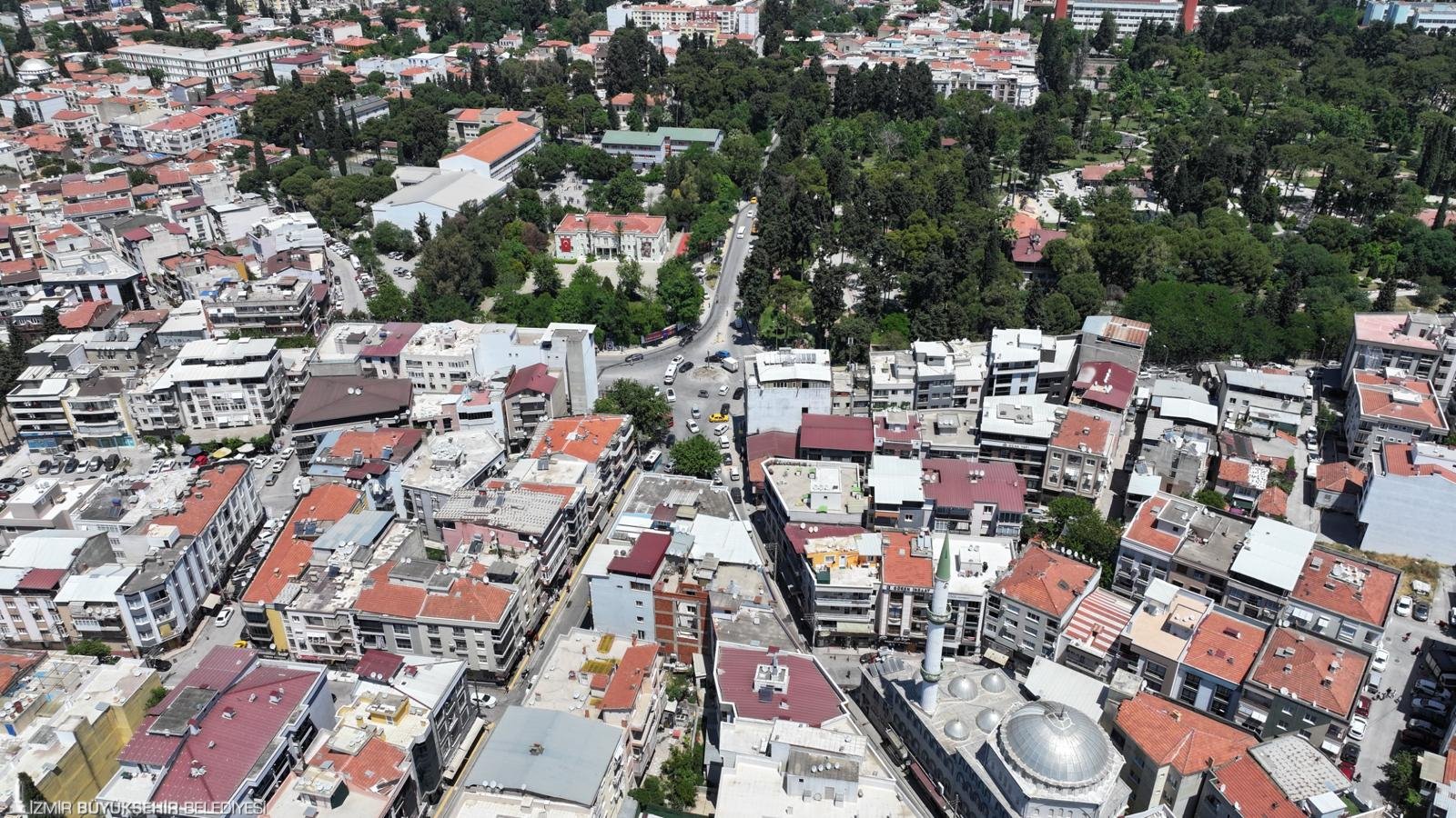 İzmir Büyükşehir Belediyesi, Buca Üçkuyular Meydanı’nda düzenleme çalışmasına başladı. Meydanda