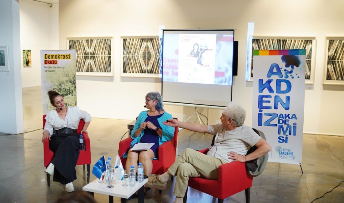 İzmir Büyükşehir Belediyesi çatısı altında faaliyet gösteren Akdeniz Akademisi’nde Demokrasi