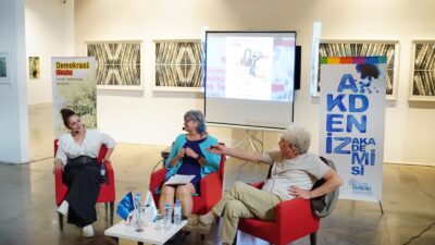 İzmir Büyükşehir Belediyesi çatısı altında faaliyet gösteren Akdeniz Akademisi’nde Demokrasi
