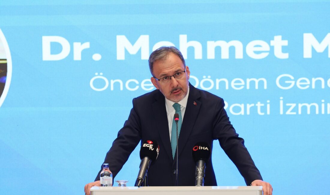 İzmir'de gerçekleşen Uluslararası İşletmecilik Kongresi'nde konuşan önceki dönem Gençlik ve