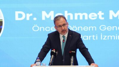 İzmir'de gerçekleşen Uluslararası İşletmecilik Kongresi'nde konuşan önceki dönem Gençlik ve