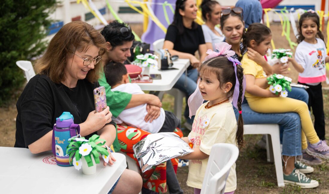 Bornova Belediyesi’nin Çocuk Oyun ve Aktivite Merkezleri’nde Anneler Günü, miniklerin