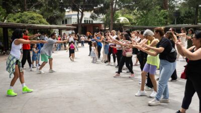 Bornova Belediyesi, Anneler Günü’nü Yeşilova Höyüğü’nde düzenlenen anne-çocuk yogası ve