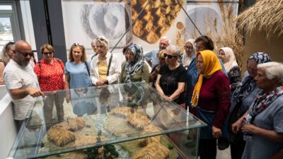 Bornova Belediyesi’nin Sağlıklı Yaş Alma Merkezi’nden yararlanan yaş almış büyükler,