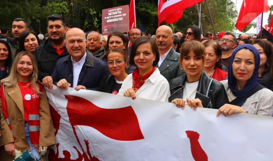 İzmir’de 1 Mayıs Emek ve Dayanışma Günü, coşkulu kutlamalara sahne