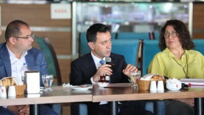 Bayraklı Belediye Başkanı İrfan Önal, mahalle muhtarlarıyla bir araya geldi.