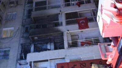 Bornova ilçesi Kazımdirik Mahallesi'nde gece yarısı meydana gelen doğalgaz patlaması