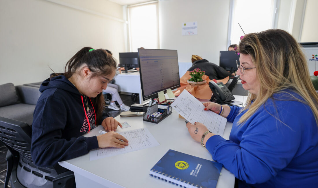 Buca Belediyesi’nin işverenle iş arayanları bir araya getirdiği Etkin İstihdam