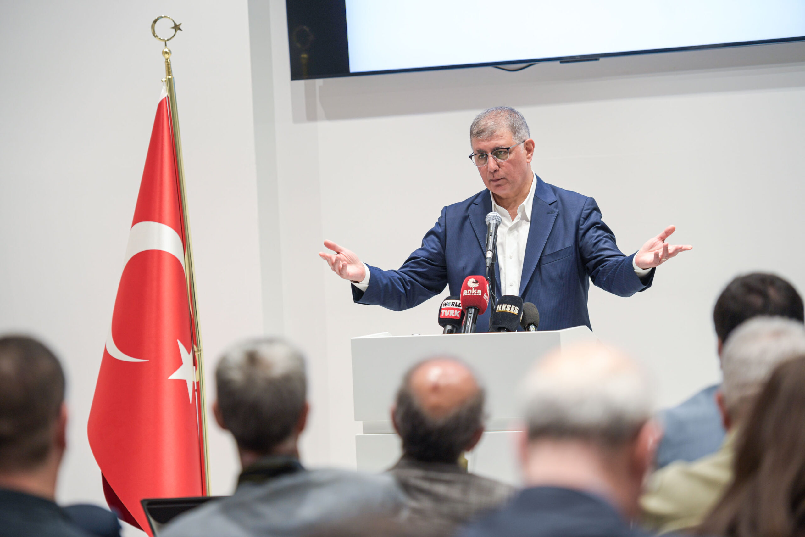 İzmir Büyükşehir Belediye Başkanı Dr. Cemil Tugay, kent gündemindeki konuları