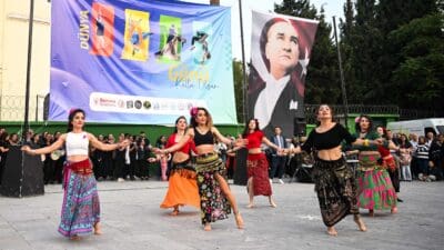 Bornova Belediyesi, Dünya Dans Günü’nü Bornova Cumhuriyet Meydanı’nda düzenlediği renkli