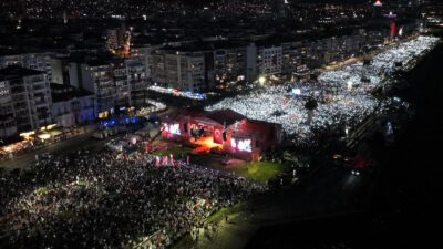 CHP İzmir İl Başkanı Şenol Aslanoğlu, Gündoğdu Meydanı’nda düzenlenen ve