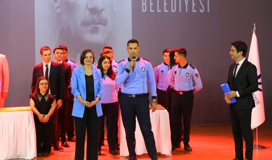 Karabağlar Belediyesi’nde görev yapan aday memurlar, düzenlenen törenle yemin ederek