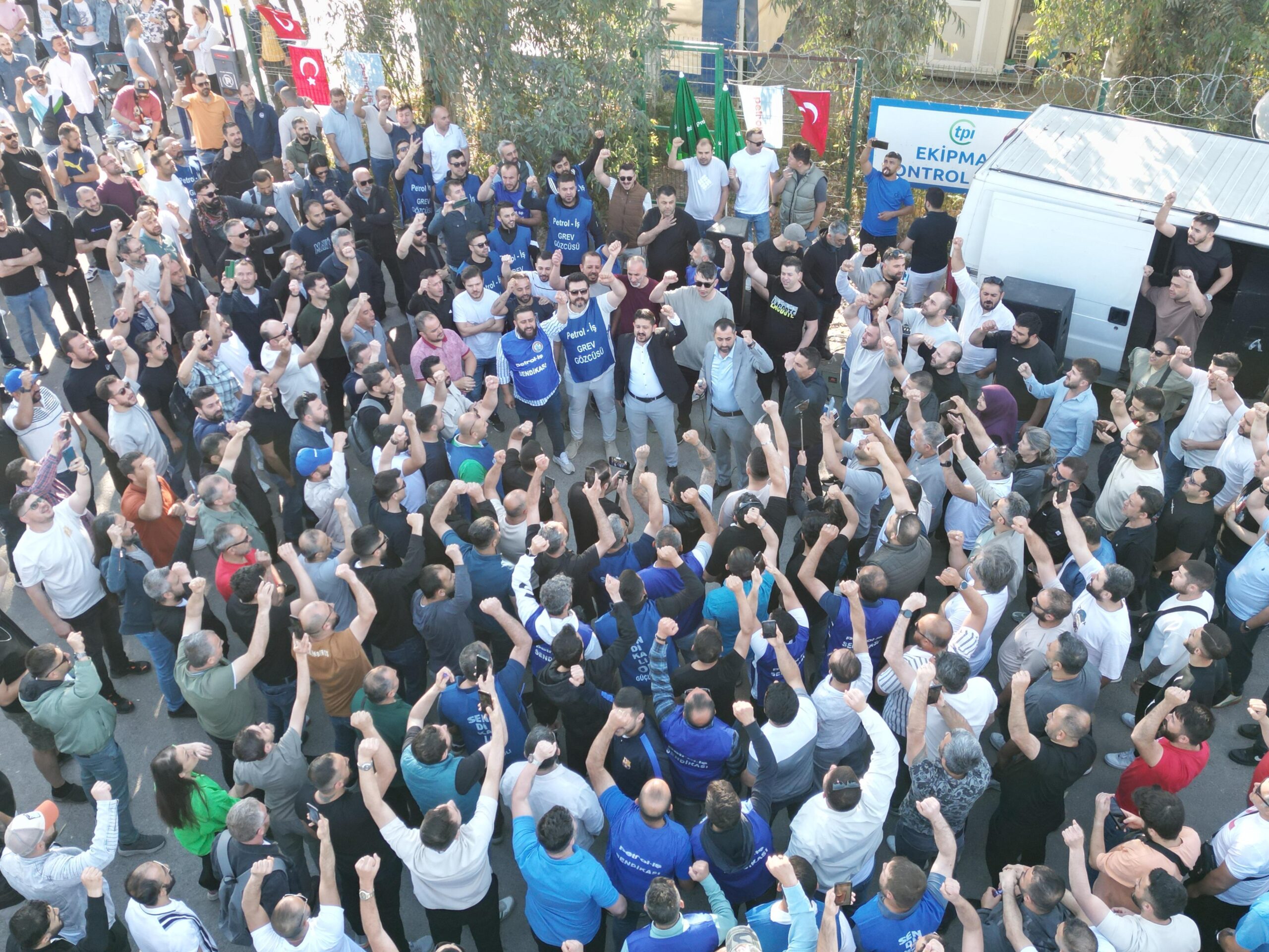 İzmir’in sanayi bölgelerinden yükselen grev sesleri, küresel enerji sektörünün önemli