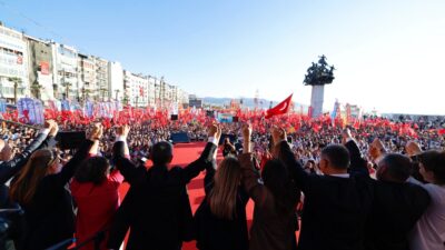 CHP Lideri Özgür Özel, İzmir’deki mitingde "Ekrem Başkan ve arkadaşlarımız