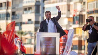 İzmir Büyükşehir Belediye Başkanı Cemil Tugay, Gündoğdu Meydanı’nda yüzbinlere hitap