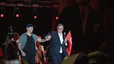 İzmir Büyükşehir Belediye Başkanı Dr. Cemil Tugay, Gündoğdu Meydanı’ndaki 19