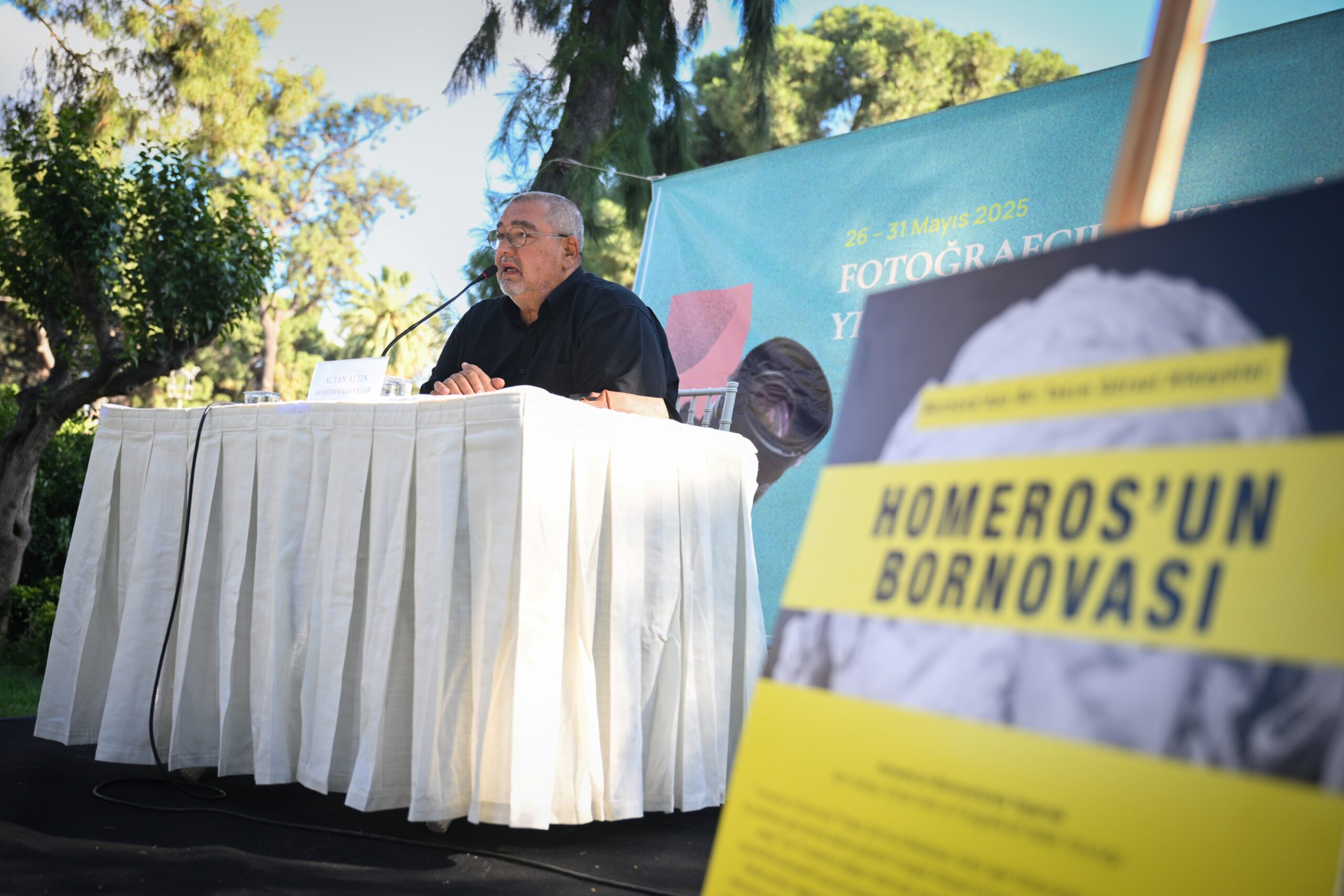 Bornova Belediyesi’nin fotoğrafçılık kursiyerleri tarafından hazırlanan “Homeros’un Bornova’sında” sergisi, Büyükpark’ta