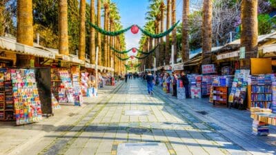 İzmir'in simge mekânlarından Alsancak Sevgi Yolu'nda tansiyon yükseldi. Konak Belediyesi'nin