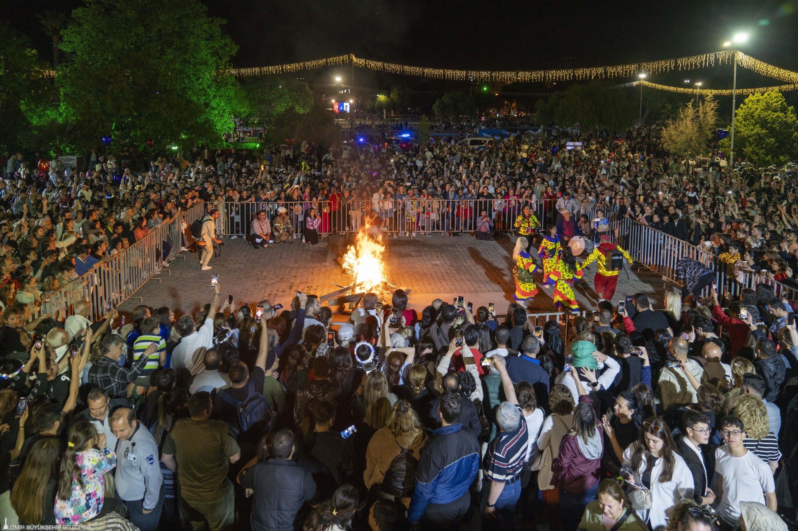 İzmir Büyükşehir Belediyesi baharın başlangıcının, doğanın uyanışının sembolü Hıdırellez’i Kültürpark’ta