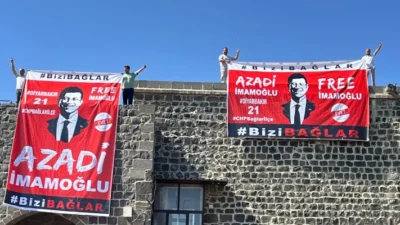 Tarihi surlara asılmak istenen 'Azadî İmamoğlu' pankartına polis müdahale etti,