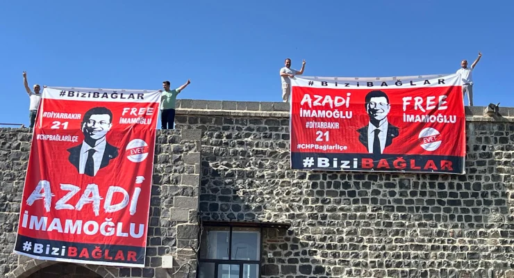 Tarihi surlara asılmak istenen 'Azadî İmamoğlu' pankartına polis müdahale etti,