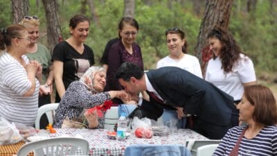 Bayraklı Belediye Başkanı İrfan Önal, eşi Gökçe Pişkin Önal ile