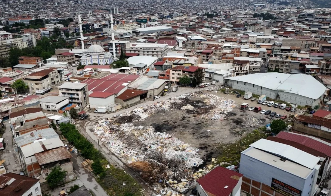 İzmir'in Buca ilçesi Seyhan Mahallesi'nde mobilyacıların yoğun olarak faaliyet gösterdiği