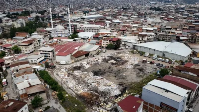 İzmir'in Buca ilçesi Seyhan Mahallesi'nde mobilyacıların yoğun olarak faaliyet gösterdiği