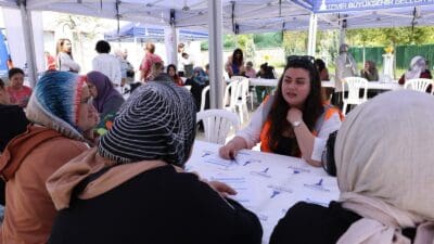 İzmirli kadınlar İzmir Büyükşehir Belediyesi tarafından başlatılan “Sıcak Çaylar, Güçlü