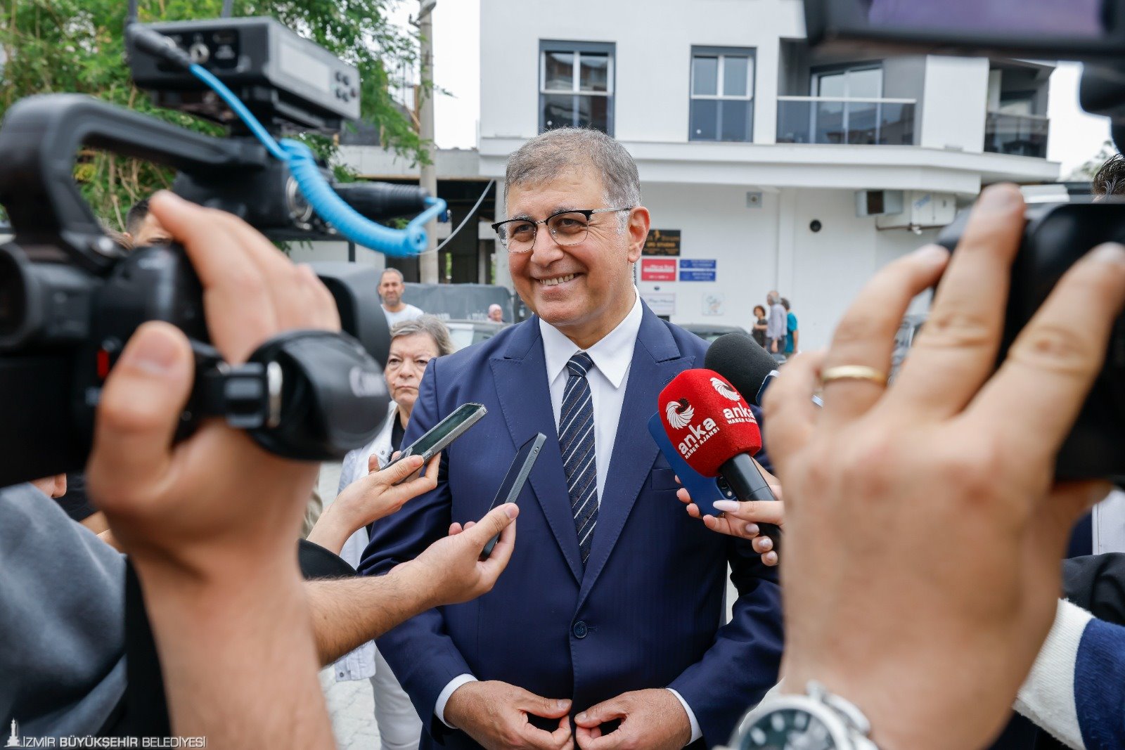 İzmir Büyükşehir Belediye Başkanı Dr. Cemil Tugay, "Birbirimizi kırmadan dökmeden