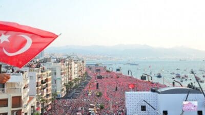 AK Parti'nin kalesi sayılan illerdeki mitinglerini sürdüren ana muhalefet, İzmir