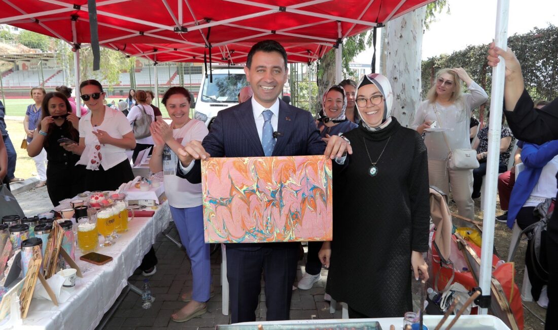 Bayraklı Belediyesinin semt merkezleri ve kültür merkezlerinde hobi kurslarına katılan